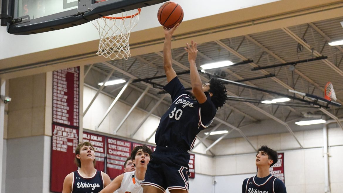 Kaedon Harper-Myricks, 30, do Eastern arremessa a bola durante um jogo de basquete masculino contra Pitman na Eastern Regional High School em Voorhees, segunda-feira, 23 de dezembro de 2024.