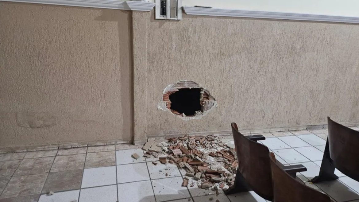 Foto: Sargento Eduardo/Cedida  Uma igreja foi arrombada e teve alimentos furtados durante a ma