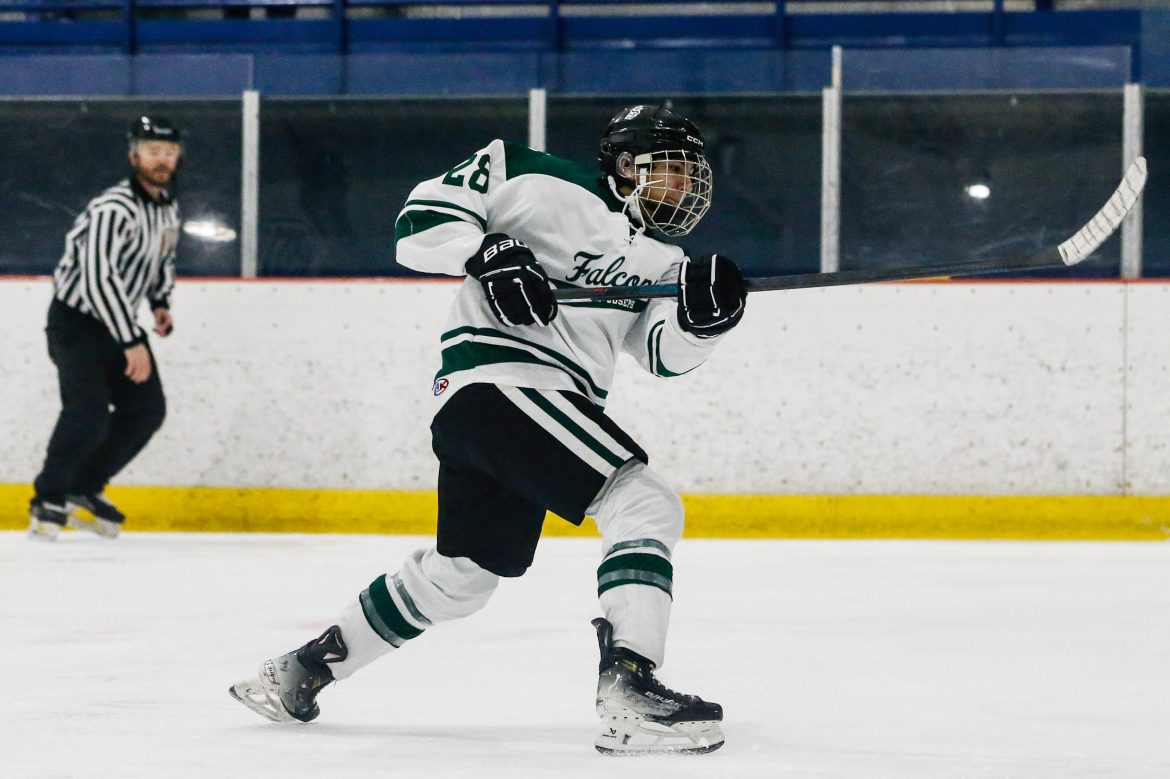 Alejandro Monagas (28), de St. Joseph (Met.), Marcou um gol no terceiro período durante o jogo de hóquei no gelo de meninos entre Monroe e St. Joseph (Met.) Na Jersey Shore Arena, em Wall Township, NJ, em 1 /10/25.