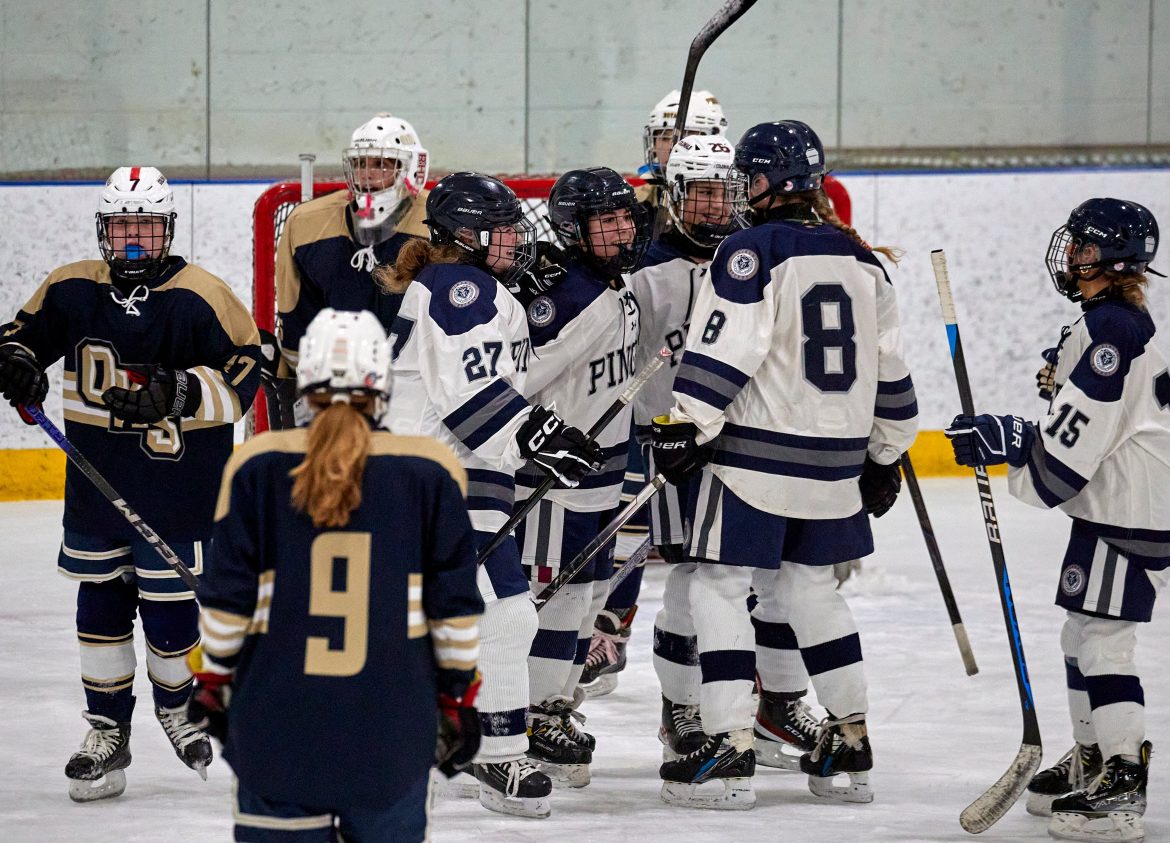 Alexis Glassier (2) de Pingry (centro) comemora com companheiros de equipe após marcar um gol contra Oak Knoll durante o jogo feminino de hóquei no gelo no Rock Ice Center em Dunellen, NJ, na terça-feira, 14 de janeiro de 2025.