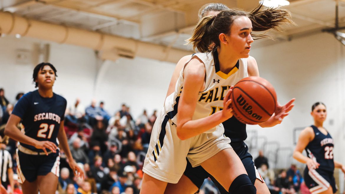 Kiley Shatzel (15) de Jefferson passa a bola durante a semifinal de basquete feminino do Grupo 2 do NJSIAA entre Secaucus e Jefferson na Bloomfield High School em Bloomfield, NJ na quarta-feira, 1º de março de 2023.