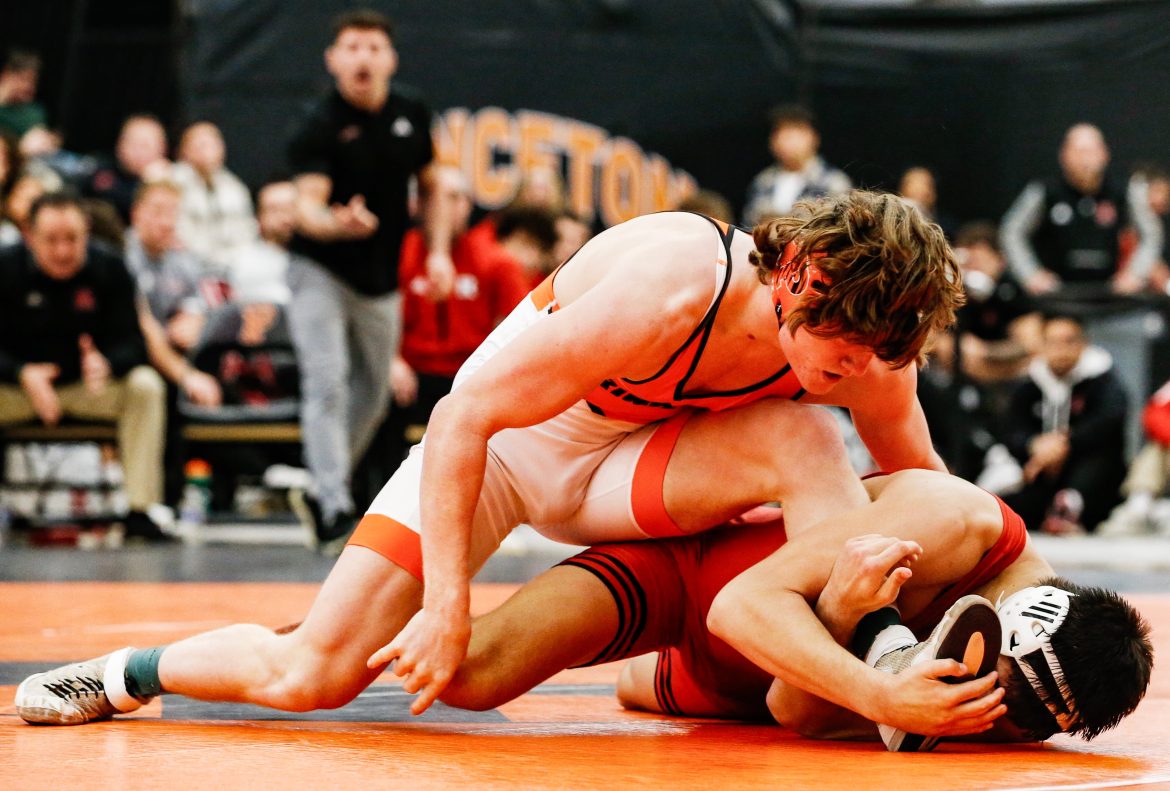 Shane Cartagena-Walsh de Rutgers lutou contra Michael Squires de Princeton na luta de 184 libras durante a luta de luta livre universitária entre Princeton e Rutgers no Jadwin Gym da Universidade de Princeton em Princeton, NJ em 8/12/24.