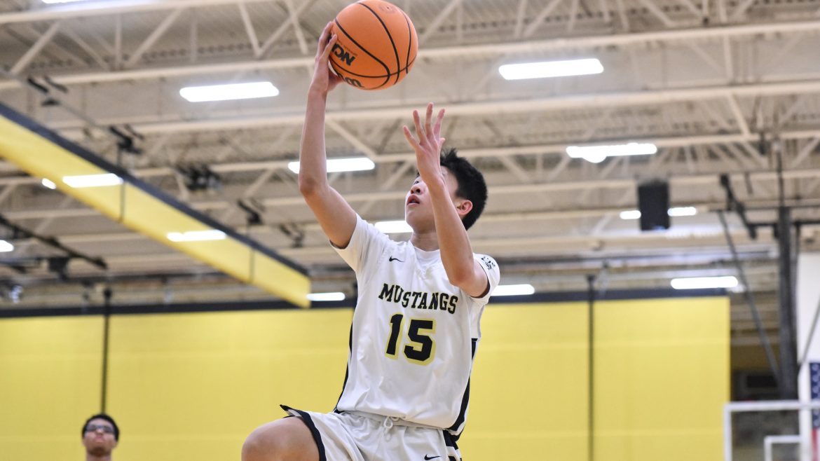 Nolan Gong (15) do Marlboro vai até a cesta contra o Piscataway durante o jogo de basquete masculino no Piscataway HS em Piscataway, NJ na quarta-feira, 31 de janeiro de 2024