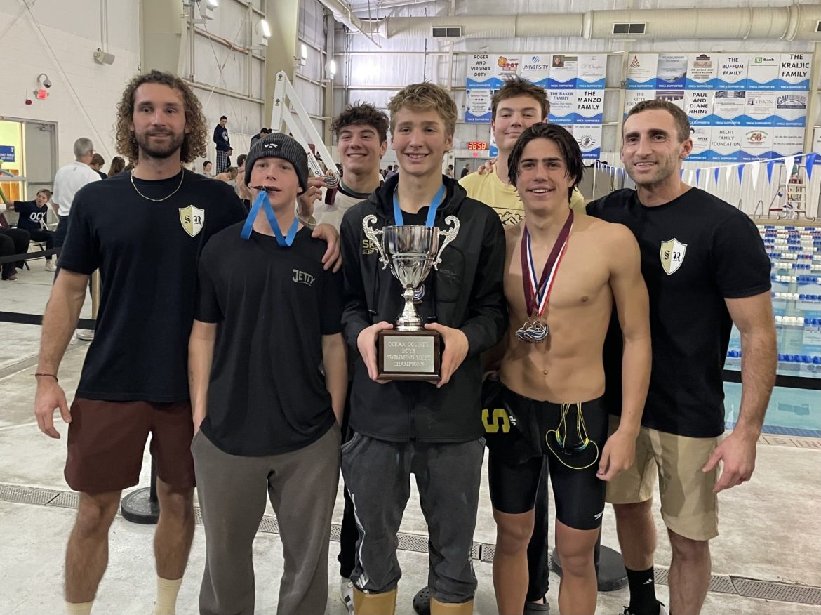 A equipe de natação masculina do Sul comemora a vitória no Ocean County Championship em 12 de janeiro de 2025.