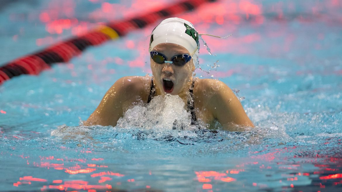 Kinga Kiss of Ridge nada nos 100 nado peito durante a final de natação feminina do NJSIAA no Sonny Werblin Recreation Center na Rutgers University, em Piscataway, NJ, no domingo, 25 de fevereiro de 2024.