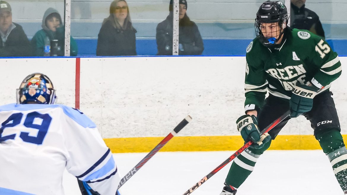 Jack Ross (15) de Delbarton patina na zona contra Rocco Morenzi (29) da Christian Brothers Academy durante o jogo de hóquei no gelo na SportsCare Arena em Randolph, NJ, na quinta-feira, 9 de janeiro de 2025.