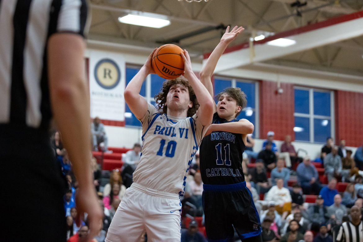 Adiel Fred (10) de Paulo VI pontua sob cobertura de Luke Schorr (11) da Union Catholic durante a semifinal South Non-Public A masculina do NJSIAA, na Lenape High School, em Medford, NJ, no domingo, 4 de março de 2024.