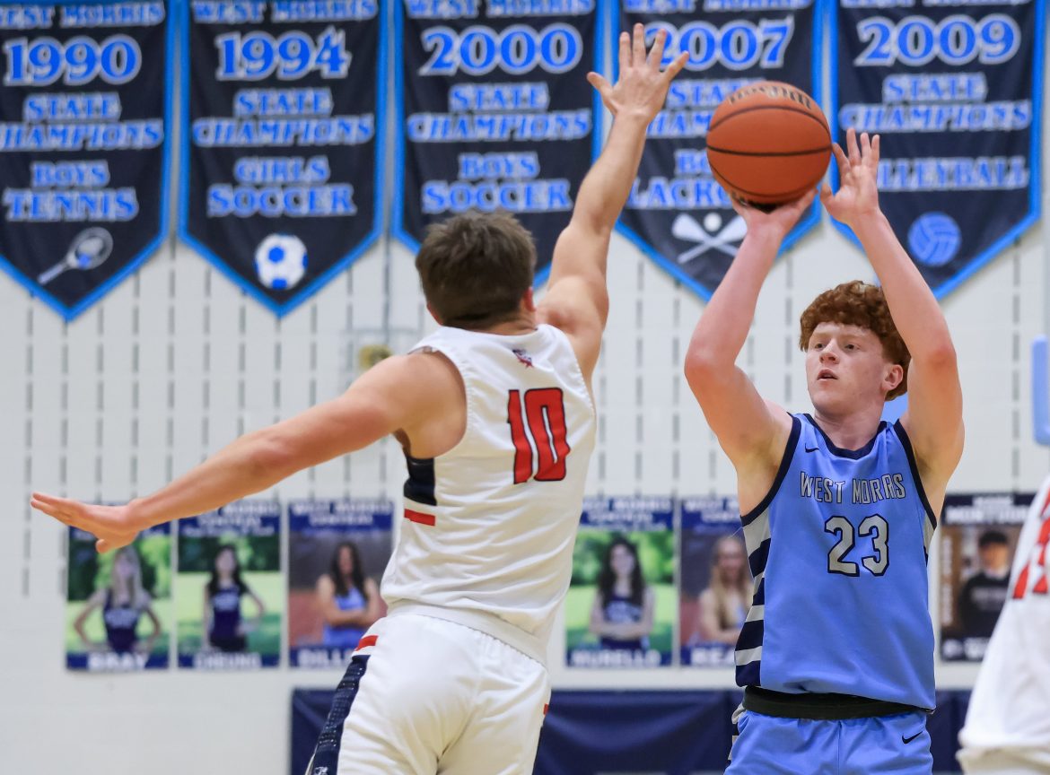 Jack Leonard (23), de West Morris, dá um tiro contra Kevin King (10) de Mendham durante o jogo de basquete masculino na West Morris Central High School, em Chester, NJ, na segunda -feira, 6 de janeiro de 2025.