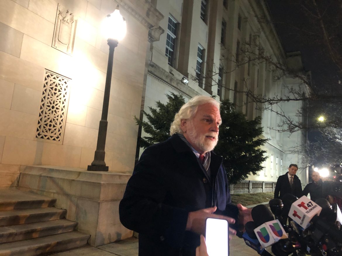 O advogado Randy Mastro, representando Nova Jersey, fala com a mídia em frente ao Tribunal Federal em Newark na noite de sexta-feira, depois que um juiz negou sua moção para interromper o início do programa de pedágio no domingo. O estado apelou.