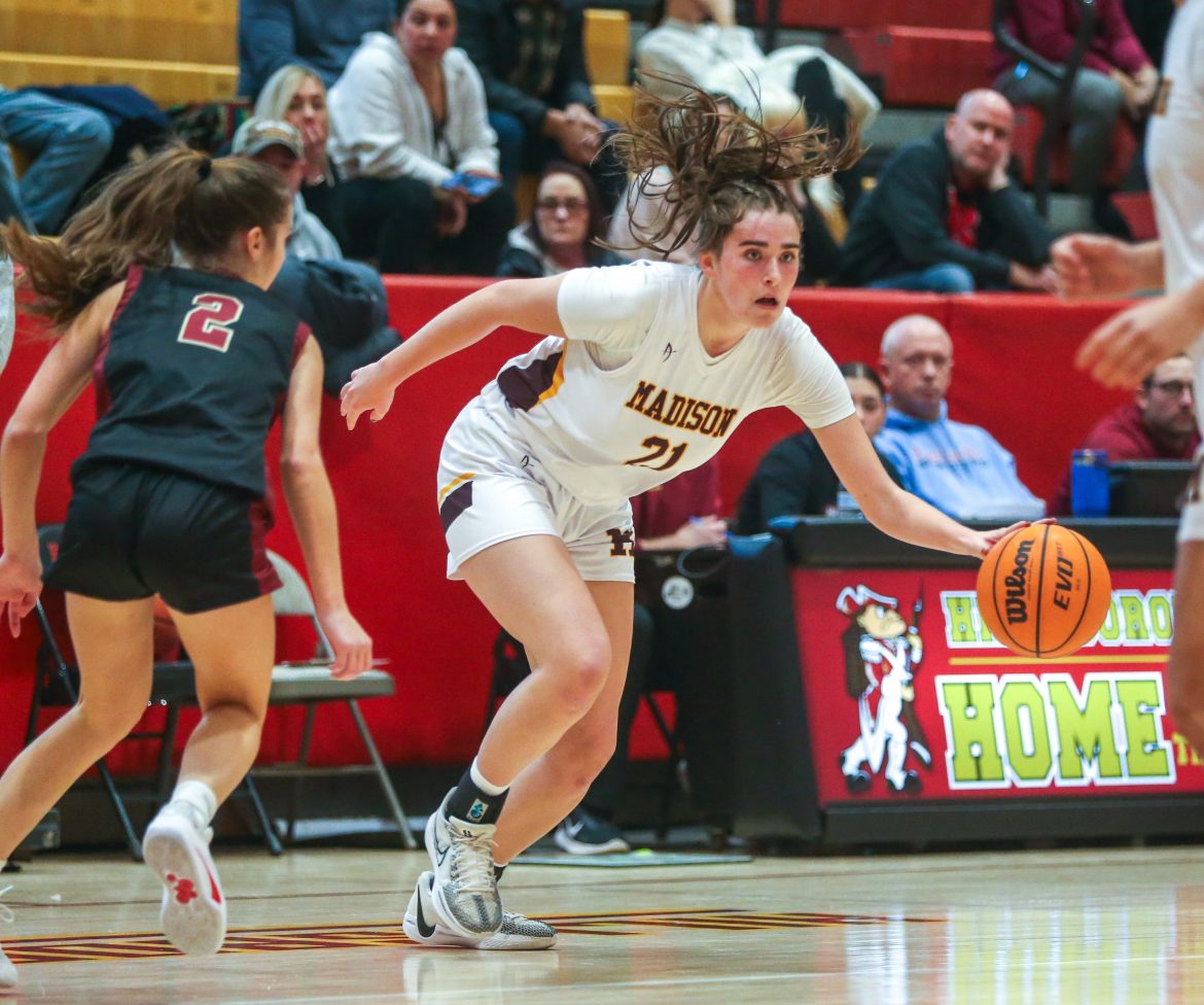 Charlotte Tuhy, 21 Madison, conduz a bola durante o jogo de basquete feminino Madison x Hillsborough em Hillsborough, NJ, no sábado, 21 de dezembro de 2024. Hillsborough venceu por 66-61.