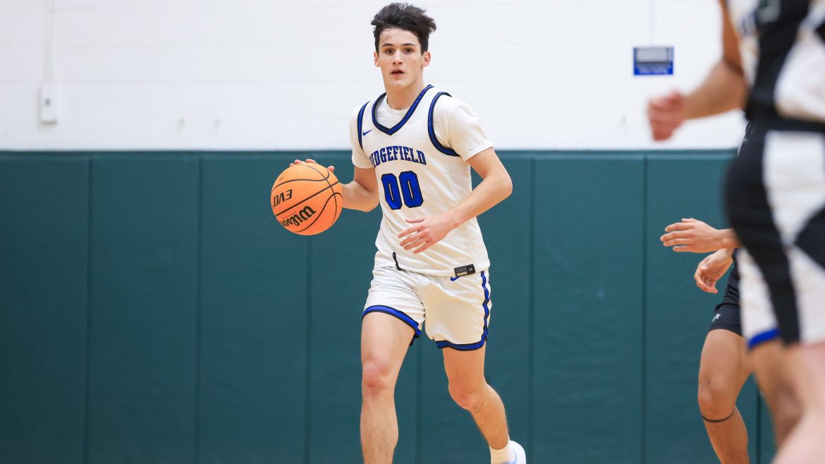 Jason Marasciulo (00), da Ridgefield, dribla a quadra contra New Milford durante o jogo de basquete masculino na New Milford High School, em New Milford, NJ, na terça -feira, 21 de janeiro de 2025.