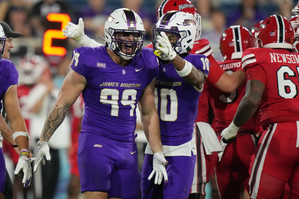 O atacante defensivo de James Madison, Eric O'Neill (99), reage após fazer uma jogada contra o running back Elijah Young do Western Kentucky durante o primeiro tempo do jogo de futebol americano universitário Boca Raton Bowl NCAA, quarta-feira, 18 de dezembro de 2024, em Boca Raton, Flórida (Foto AP / Lynne Sladky)