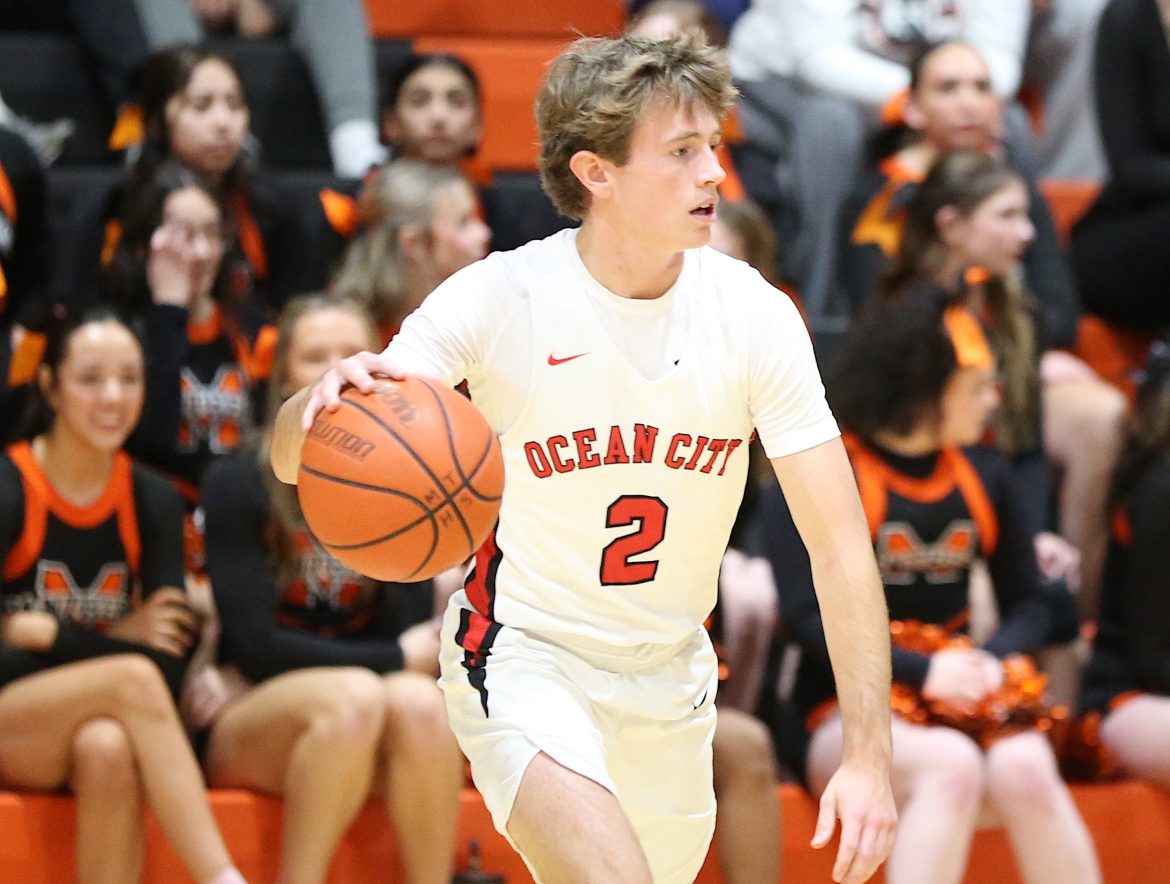 O armador de Ocean City, Ben McGonigle, examina o chão durante o jogo de segunda -feira contra o Middle Township.