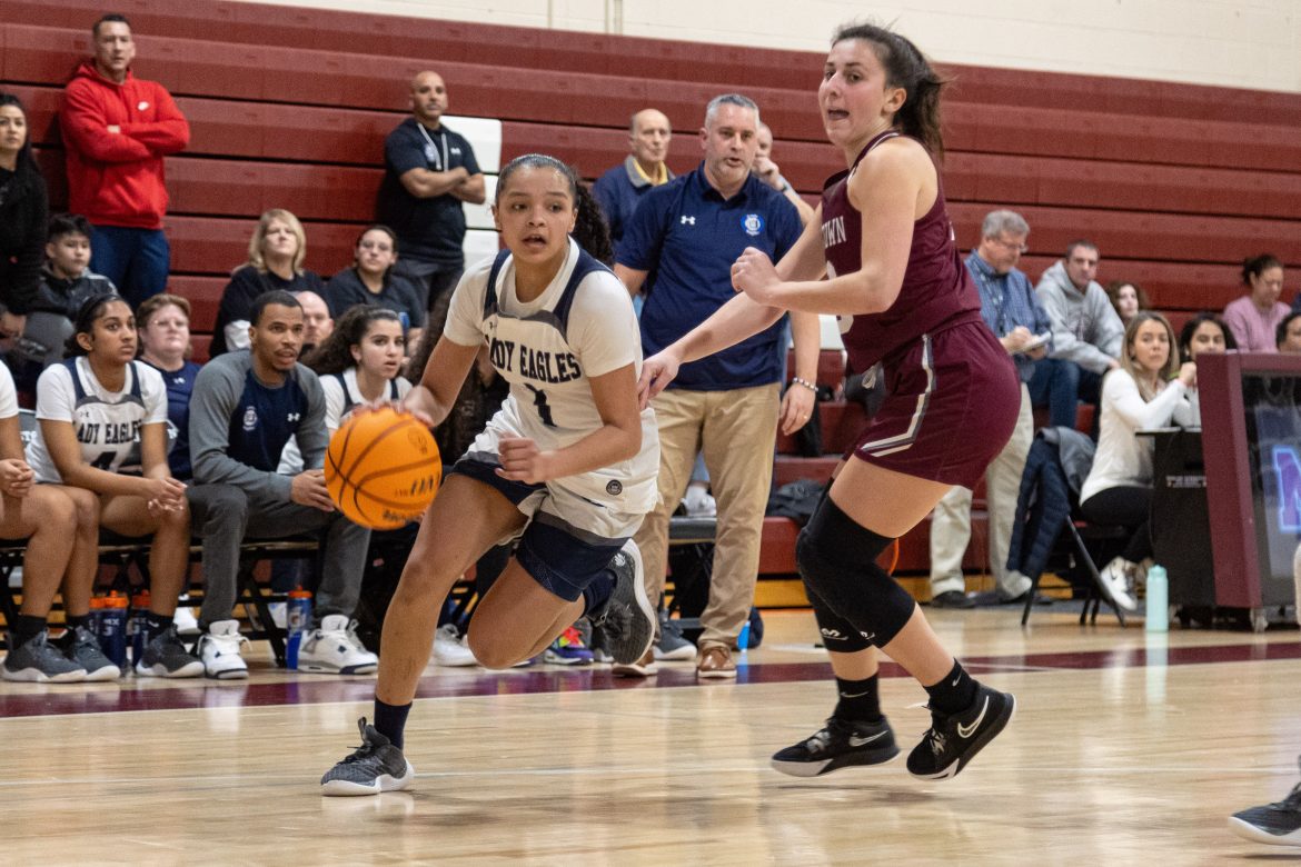 Jaida Guerra (1) de Union City passa por Anna Rivetti (10) de Morristown durante a final da seção North Jersey, Seção 1, Grupo 4 na Morristown High School em Morristown, NJ na sexta-feira, 1º de março de 2024.