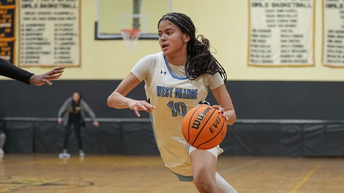 Kyley Gary-Grayson (10), de West Orange, vai para a rede durante o Shore Games Showcase entre West Orange e Rutgers Prep na St. John Vianney High School em Holmdel, NJ, em 17 de dezembro de 2023.