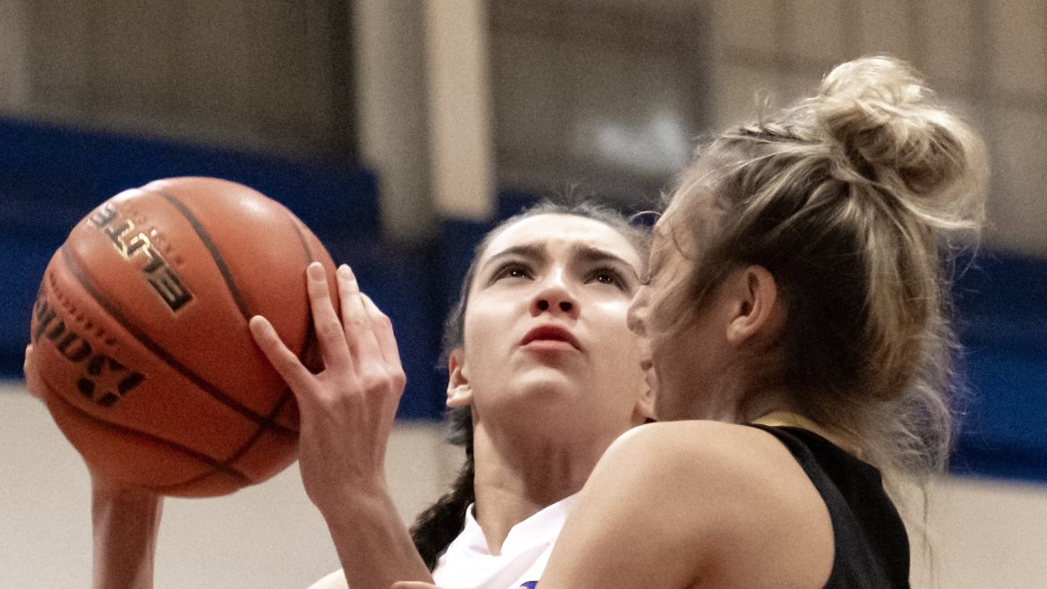 Vicky Zaniecki de Metuchen (11) arremessa a bola contra Ava Hellerich de Spotswood (21) durante o jogo de basquete feminino em Metuchen na segunda-feira, 23 de janeiro de 2023.