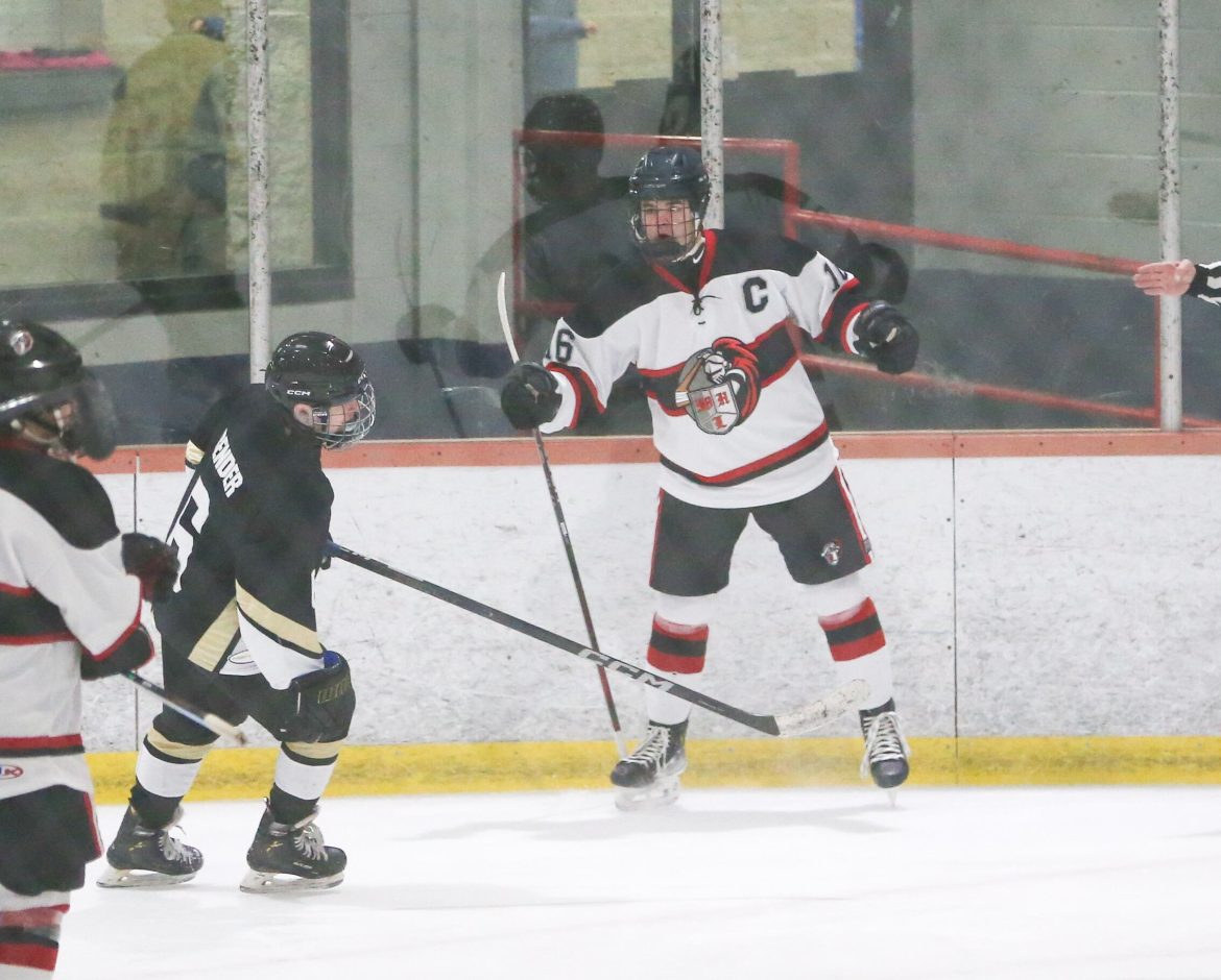 Ryan Giordano, 16, Lakeland comemora uma partitura durante o Lakeland no jogo de hóquei no gelo da River Dell Boys High School no Ice House em Hackensack, NJ na quinta -feira, 30 de janeiro de 2025