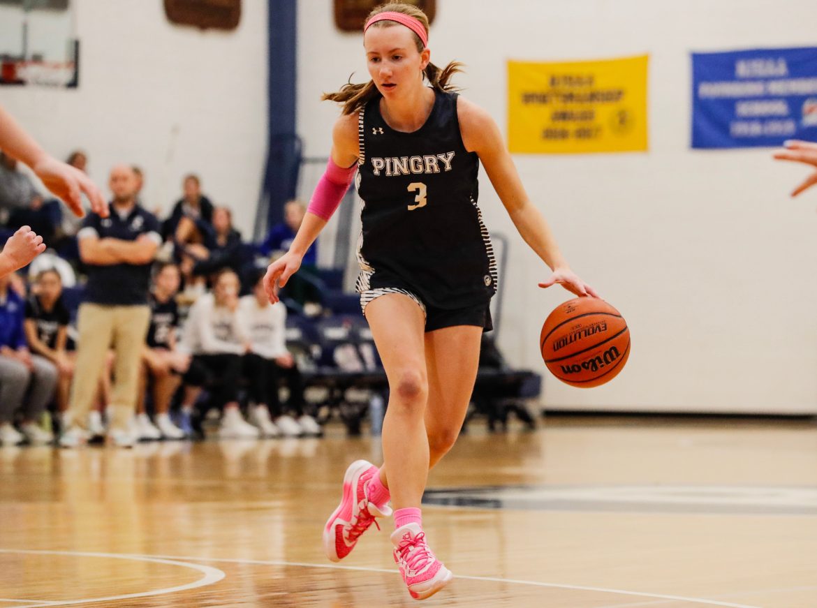 Taylor Francis (3), de Pingry, corre o ataque durante o jogo de basquete feminino entre Pingry e Hillsborough na Pingry School, em Basking Ridge, NJ, em 18/1/25.