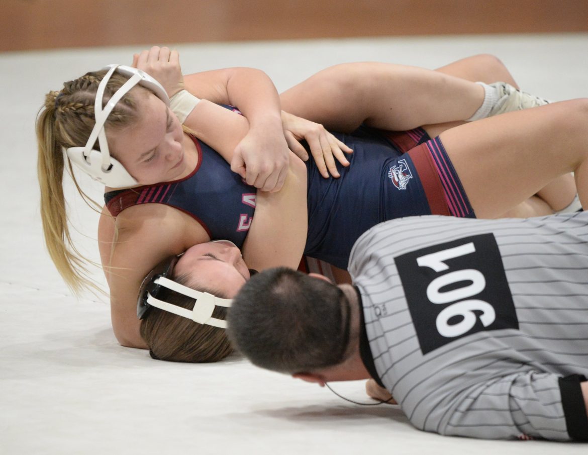 Mollie Bruggis, do Eastern Pins, Ella Franz, de Delsea, em uma luta de 138 libras da NJSIAA South Jersey Girls Wrestling Regional na Absegami High School, em Galloway, domingo, 23 de fevereiro de 2025.