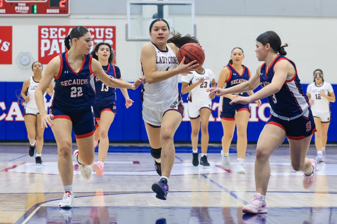 Angelina do (1) de Leonia dirige para a rede contra Gabriella Torrillo (22) de Secaucus e Ava Illuzzi (3) durante o jogo de basquete feminino na Secaucus High School, em Secaucus, NJ, na terça -feira, 4 de fevereiro de 2025.