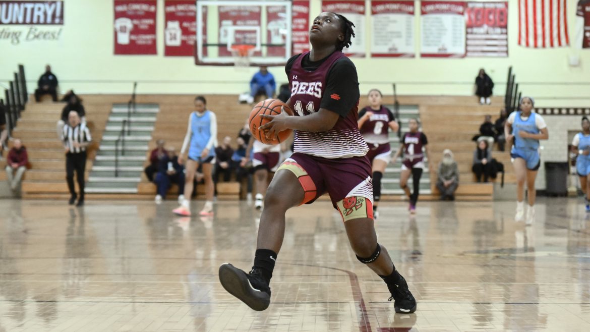 Janaya Meyers (11) de Bayonne dirige para a cesta contra West Orange durante o jogo de basquete feminino na Bayonne High School em Bayonne, NJ na terça -feira, 7 de janeiro de 2025