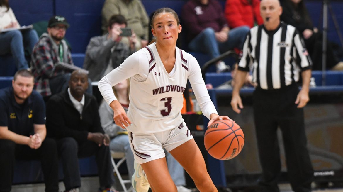 Macie McCracken (3) de Wildwood move a bola durante um jogo de basquete feminino contra Clayton na Clayton High School, quarta -feira, 15 de janeiro de 2025