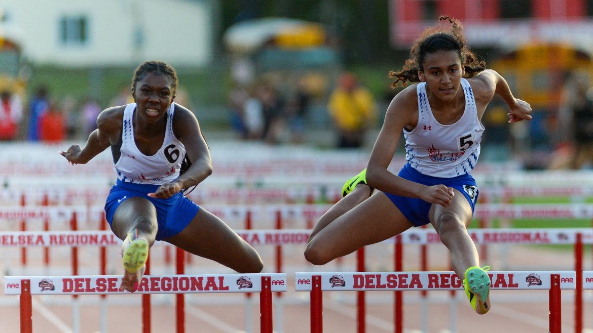 Dakota Jones, de Washington Township, termina em segundo lugar nos obstáculos das meninas de 100 metros durante o Nike SJTCA Elite Track and Field se encontra na Delsea Regional High School, em Franklin Township, quinta-feira, 2 de maio de 2024.
