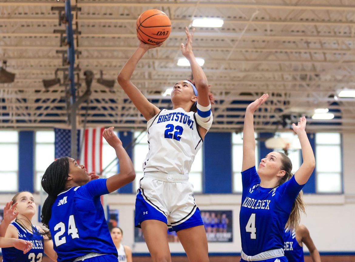 Swarn de Penelope-Sapphire (22), das pontuações de Hightstown, em um lay-up contra Taylor Lawrence (24) de Middlesex e Lexi Demeter (4) durante o jogo de basquete feminino na Middlesex High School, em Middlesex, NJ, no sábado, 8 de fevereiro de 2025.