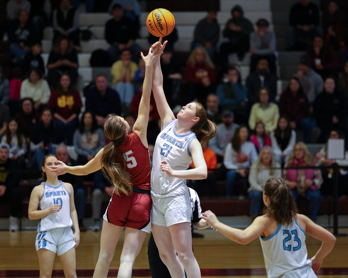 Madie Petak (5), de Vororhees, enfrenta Brooke Shust (21) de Sparta (21) na dica durante as semifinais de basquete feminino da HWS em 15 de fevereiro de 2025.