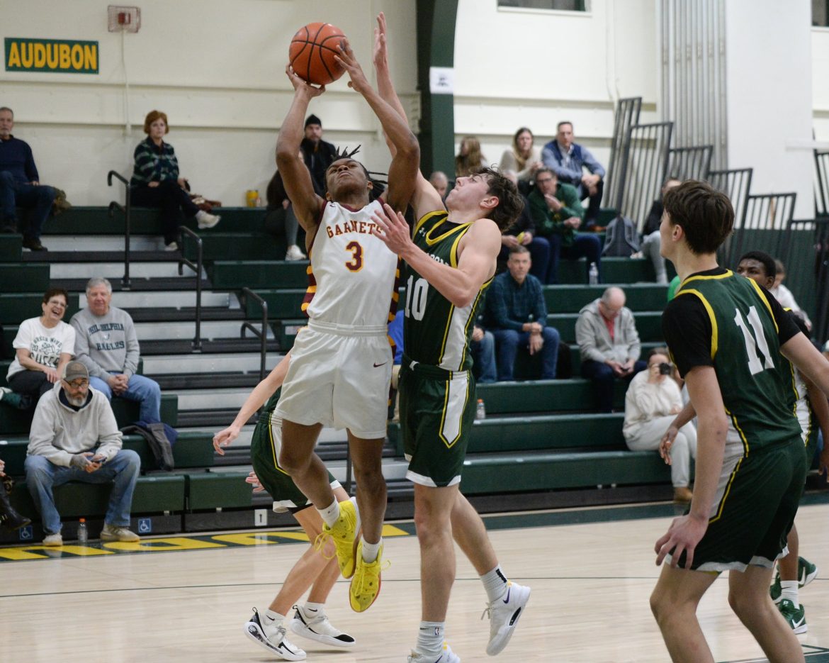 Damier Outterbridge-Ali (3) de Haddon Heights leva a bola ao aro com Conor Chester (10) de Audubon defendendo durante um jogo de basquete masculino na Audubon High School, terça-feira, 4 de fevereiro de 2025