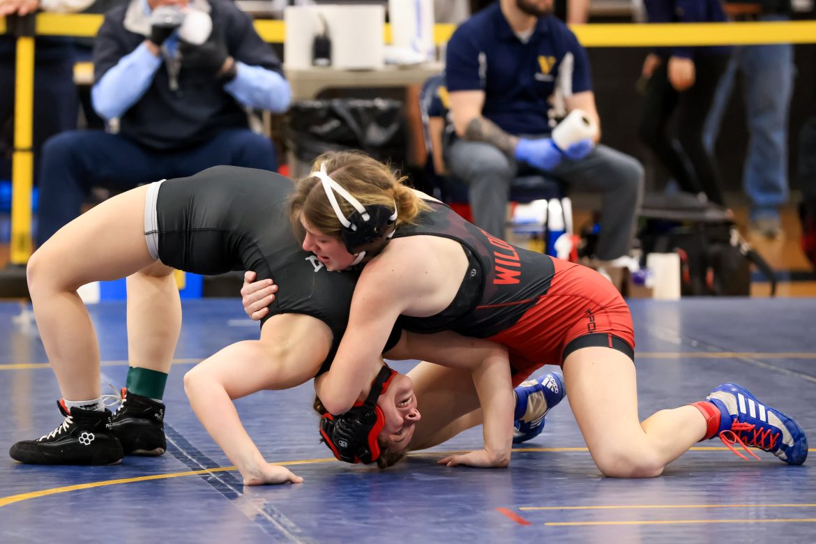 Charlotte Flatt, de Wallkill Valley, luta para não ser fixado contra Emily Cooper, do High Point, durante as quartas de final do Northwest Jersey Athletic Conference na Vernon Township High School, em Vernon, NJ, no sábado, 1 de fevereiro de 2025.