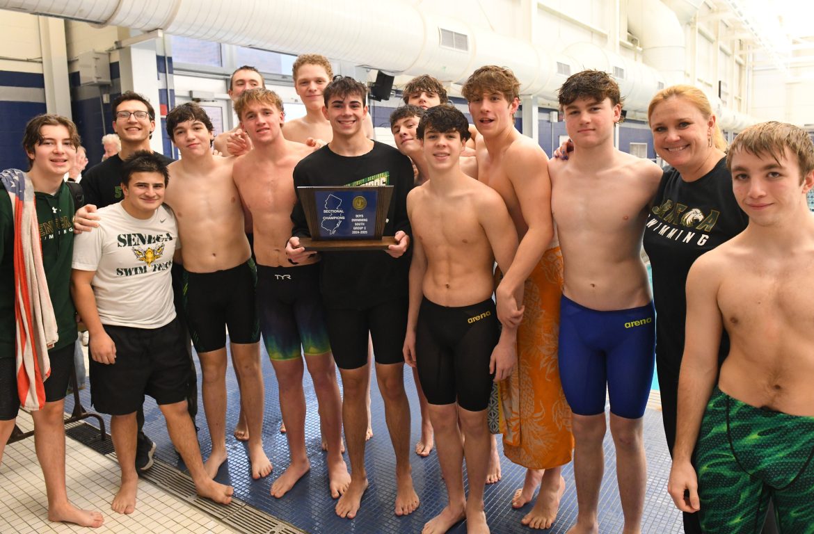 Seneca posa com o troféu depois de derrotar Oakcrest na final dos meninos do Grupo C South no Instituto de Tecnologia do Condado de Gloucester em Sewell, quinta -feira, 13 de fevereiro de 2025.