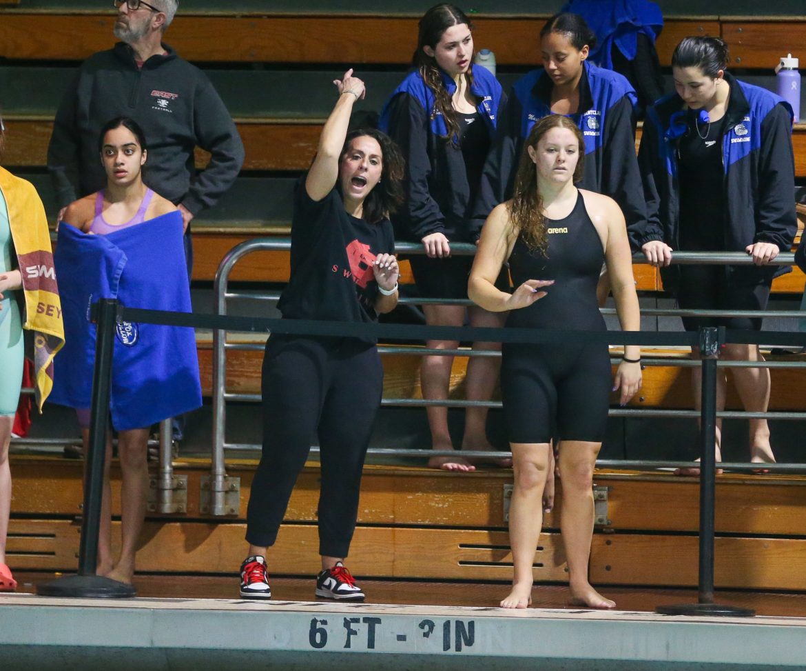 O treinador da Cherry Hill East, Anita Bowser, durante o NJSIAA State Finals Girls Group A Swimming, Cherry Hill East vs. Montclair em New Brunswick, NJ no domingo, 23 de fevereiro de 2025