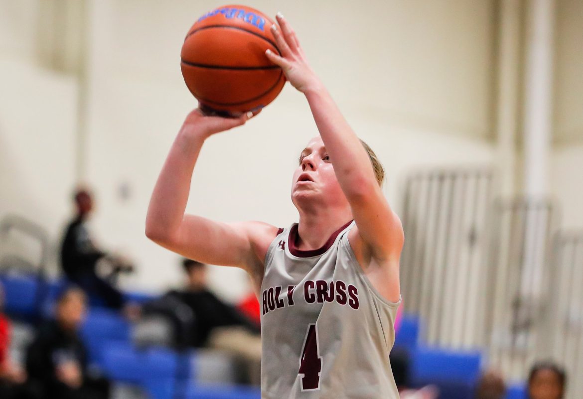 Molly Frith (4) de Holy Cross filma um lance livre durante o jogo de basquete feminino entre a Westampton Tech e a Holy Cross na BCIT Westampton High School, em Westampton, NJ, na quarta -feira, 20 de dezembro de 2023.