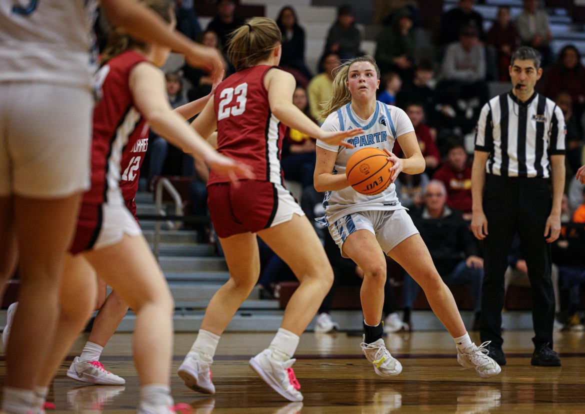 Molly Chapman (34), de Sparta, controla a bola enquanto é defendida pela defesa de Voorhees durante as semifinais de basquete feminino da HWS em 15 de fevereiro de 2025.