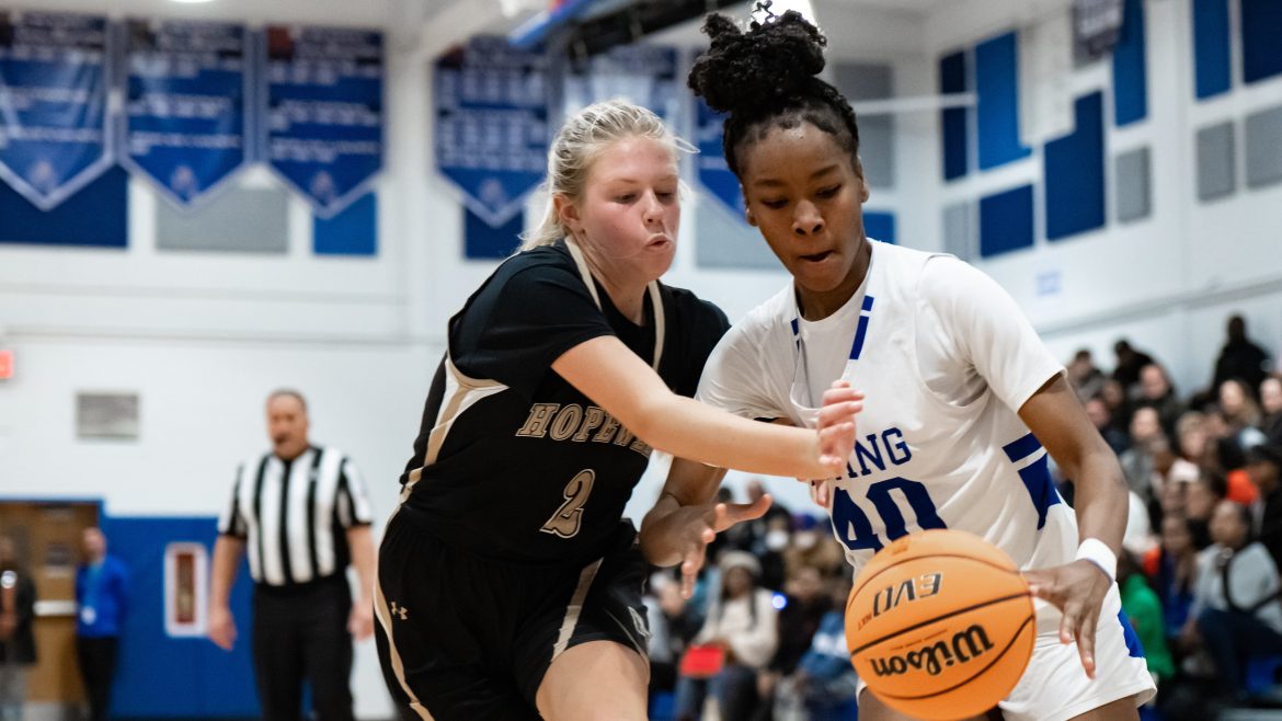 Malayah Miller, de Ewing (40), tenta superar DeLainey Ross de Hopewell Valley (2) durante o jogo de basquete feminino em Ewing na sexta -feira, 16 de dezembro de 2022.