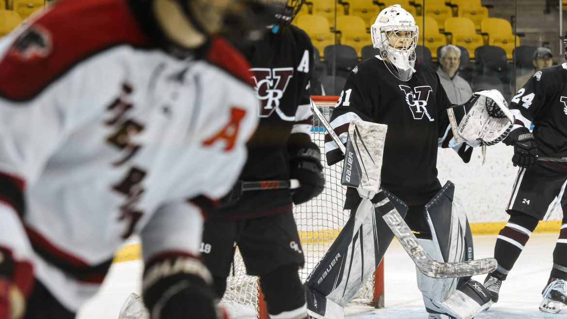 Jackson Soshnick (31), de Verona-Glen Ridge, defende o gol durante a final da Kelly Kelly Cup entre Glen Rock e Verona-Glen Ridge na Codey Arena em West Orange, NJ, na quinta-feira, 15 de fevereiro de 2024.