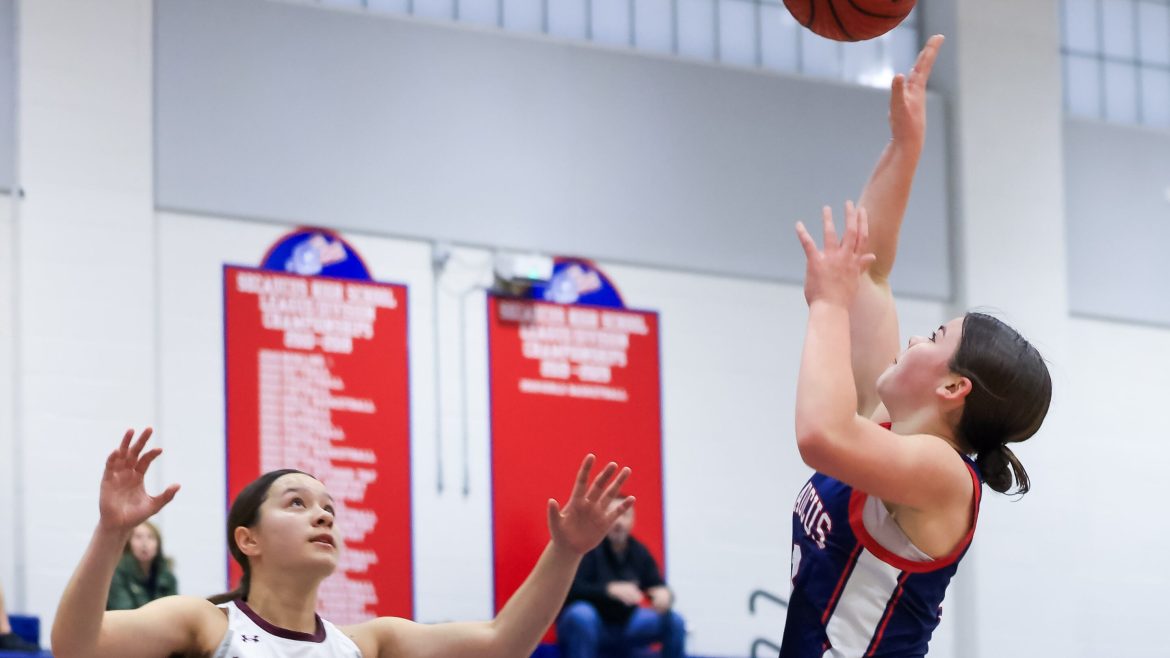 Ava Illuzzi (3) de Secaucus dispara a bola contra Angelina Do (1) de Leonia durante o jogo de basquete feminino na Secaucus High School, em Secaucus, NJ, na terça -feira, 4 de fevereiro de 2025.