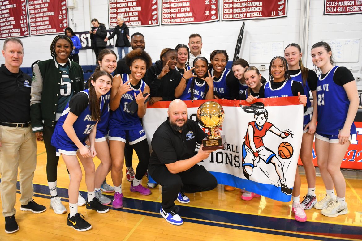 Paul VI comemora depois de derrotar o Gloucester Catholic 45-26 na final do torneio de basquete Invitational South Jersey na Eastern Regional High School, em Voorhees, domingo, 9 de fevereiro de 2025