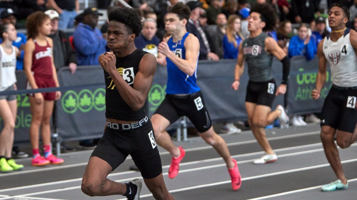James Dely of Paramus Catholic em Lane Three Compete no terceiro calor dos meninos de 200 metros no evento de atletismo do Meet of Champions em Ocean Breeze T&F instalação em Staten Island, NY, no domingo, 5 de março de 2023. 