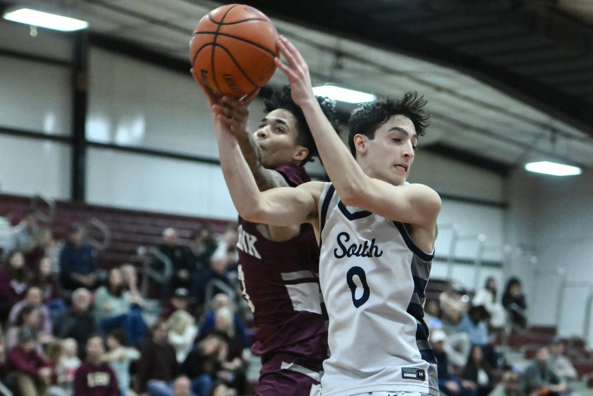 Matt Trimble (0) de Middletown South pega uma rebote contra Zayier Dean (3) do Red Bank Regional durante o jogo de basquete masculino na Red Bank Regional High School em Little Silver, NJ na sexta -feira, 31 de janeiro de 2025