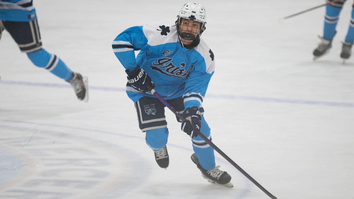 Grant Barush (21) de Notre Dame parece passar o disco contra Paul VI no Mercer County Skating Center em West Windsor, NJ, na sexta -feira, 31 de janeiro de 2025.