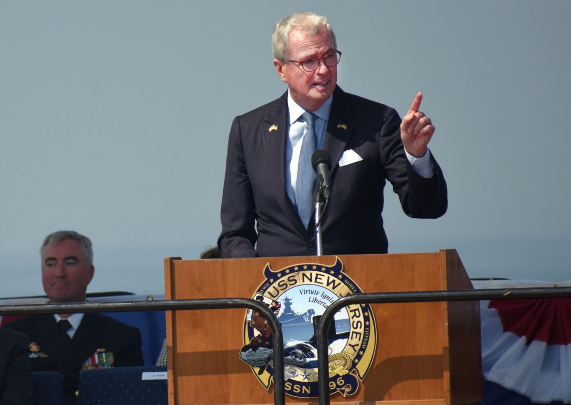 O governador de Nova Jersey, Phil Murphy, fala com o comissionamento do USS New Jersey na estação de armas navais Earle, em Middletown, no ano passado.