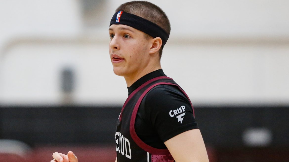 O guarda sênior Johnny Jackson (4) de Ridgewood durante um jogo de torneio de Natal contra Glen Rock em 27 de dezembro de 2024.