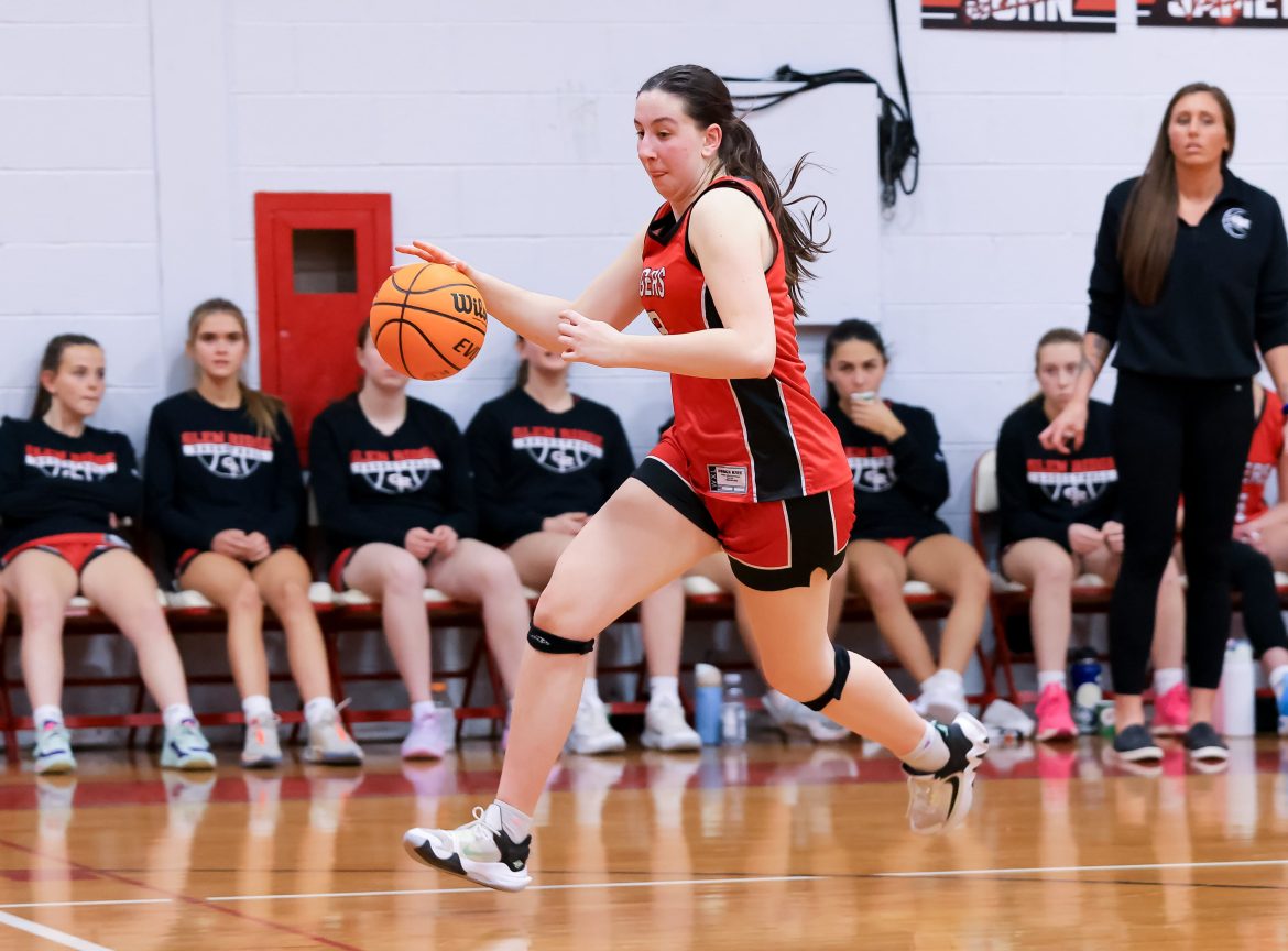 Riley O'Sullivan (13), da Glen Ridge, dribla a quadra contra Glen Rock durante o jogo de basquete feminino na Glen Ridge High School em Glen Ridge, NJ, na segunda -feira, 3 de fevereiro de 2025.