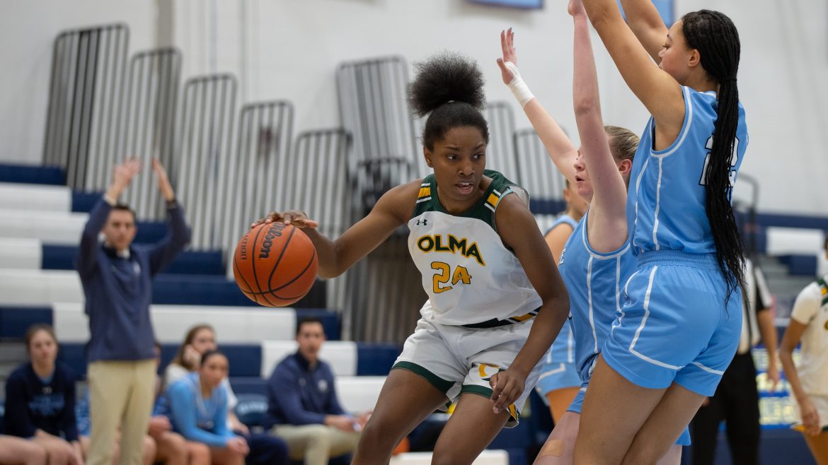 Khalia Lewis (24) de Nossa Senhora da Misericórdia se move sob cobertura de Jameson Ross (24) de Shawnee na Shawnee High School, em Medford, NJ, na segunda -feira, 5 de fevereiro de 2024.