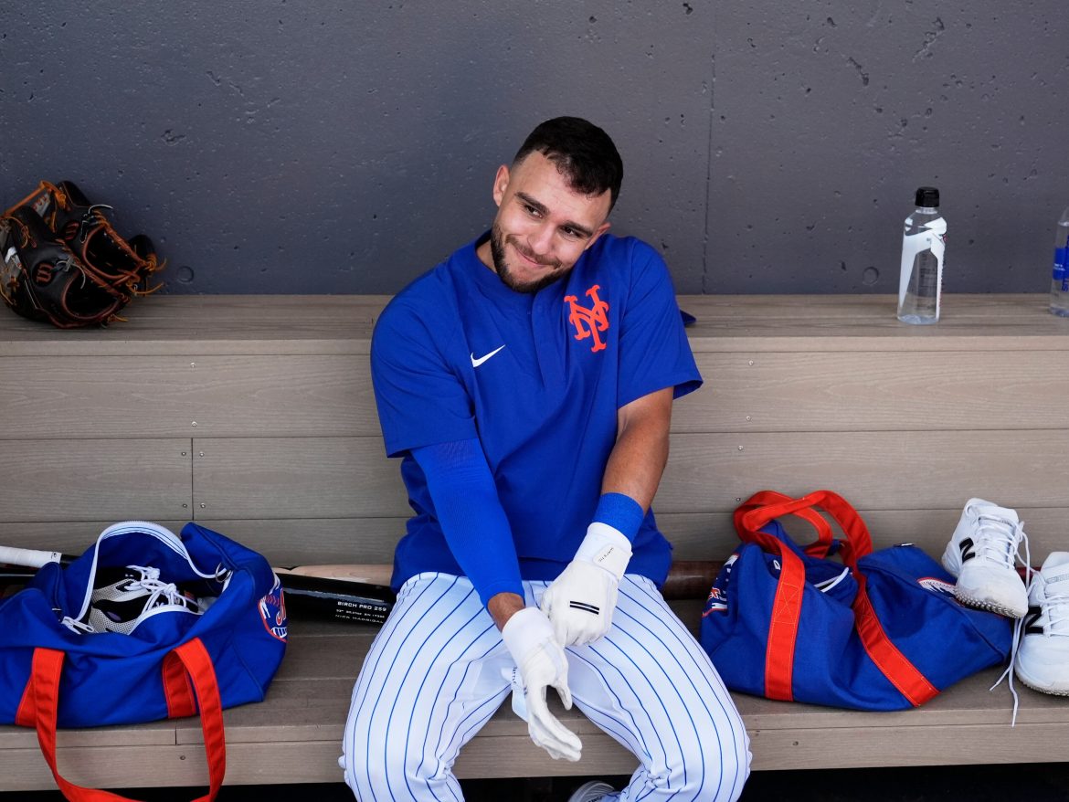 Nick Madrigal, do New York Mets, deslocou seu ombro esquerdo fazendo uma jogada contra o Washington Nationals em 23 de fevereiro. (AP Photo/Jeff Roberson)
