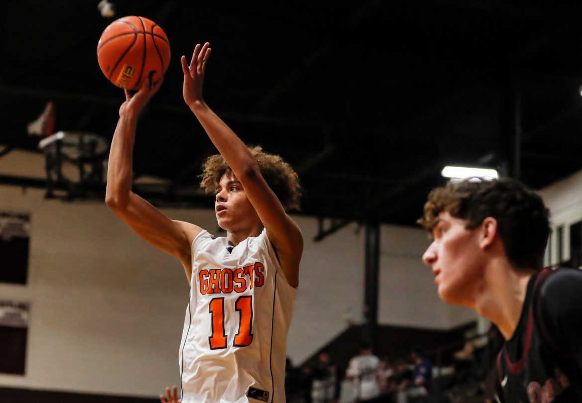 Yulian Torrez (11) de Paterson Eastside tenta um ponteiro de três durante o jogo de basquete masculino entre o número 1 do Don Bosco Prep e Paterson Eastside no Don Bosco Prep, em Ramsey, NJ, na quinta -feira, 14 de dezembro de 2023.
