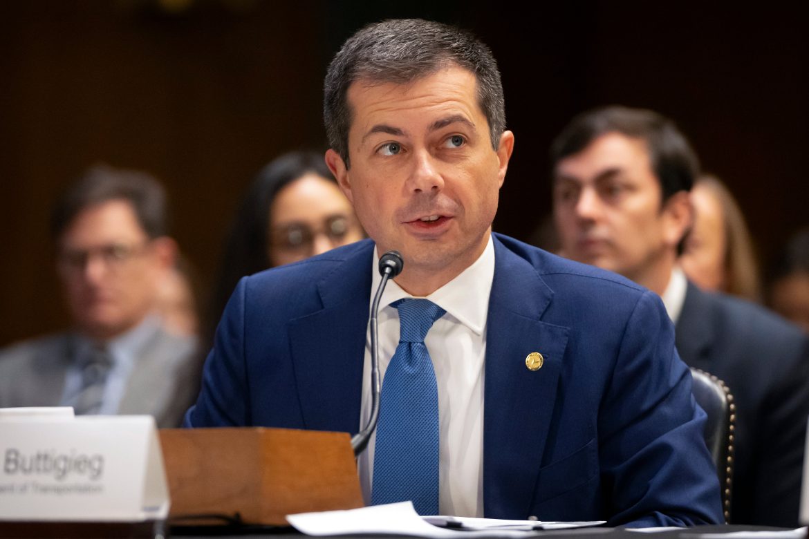 O secretário de Transportes, Pete Buttigieg, aparece perante o Comitê de Apropriações do Senado no Capitólio, quarta -feira, 20 de novembro de 2024, em Washington. (AP Photo/Mark Schiefelbein)