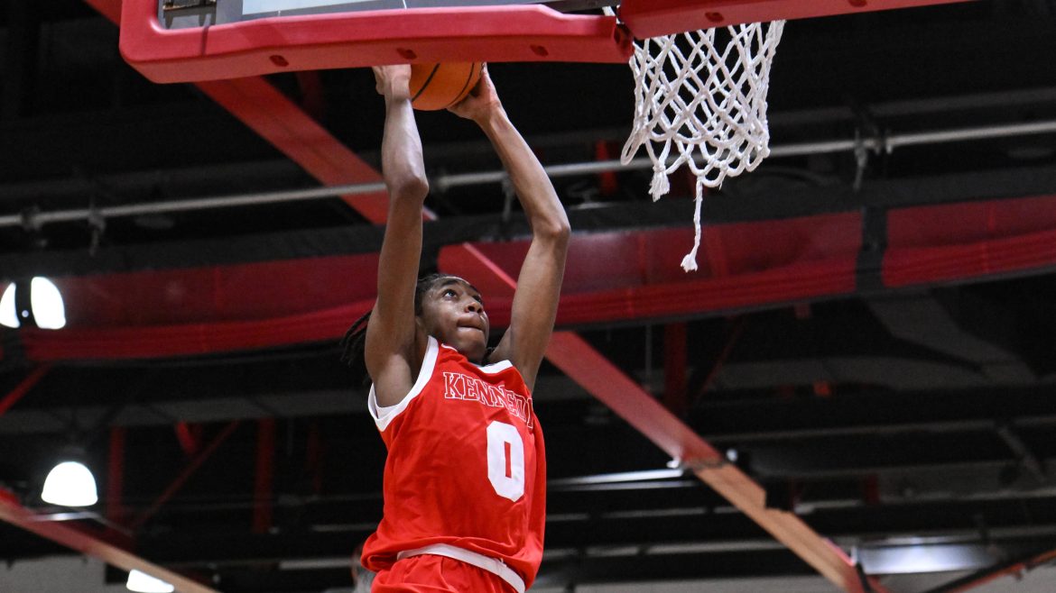 Micah Pierce (0) de Paterson Kennedy Dunks the Ball contra Wayne Hills durante o jogo de basquete masculino no Kennedy HS em Paterson, NJ no sábado, 10 de fevereiro de 2024